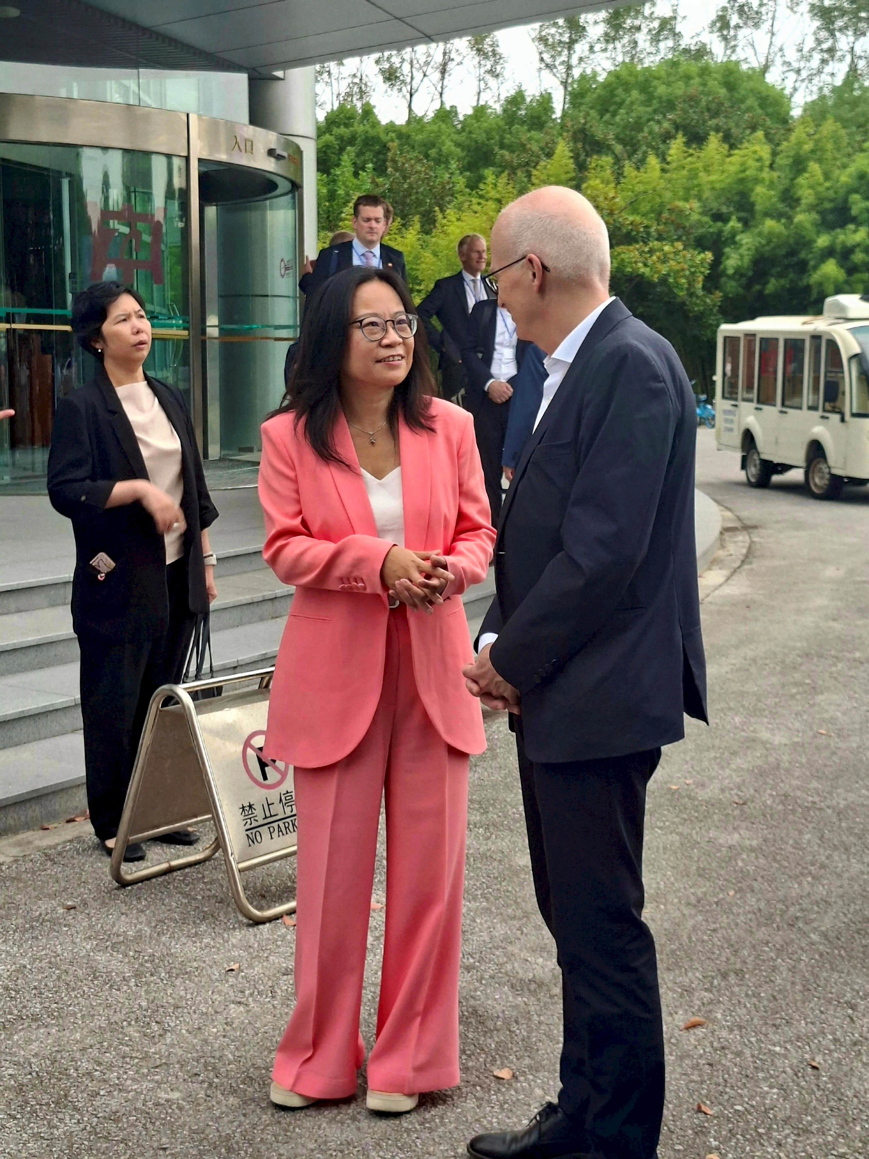 Wei Hertz (Vizedirektorin HMZ) und Hamburgs Erster Bürgermeister Dr. Peter Tschentscher.