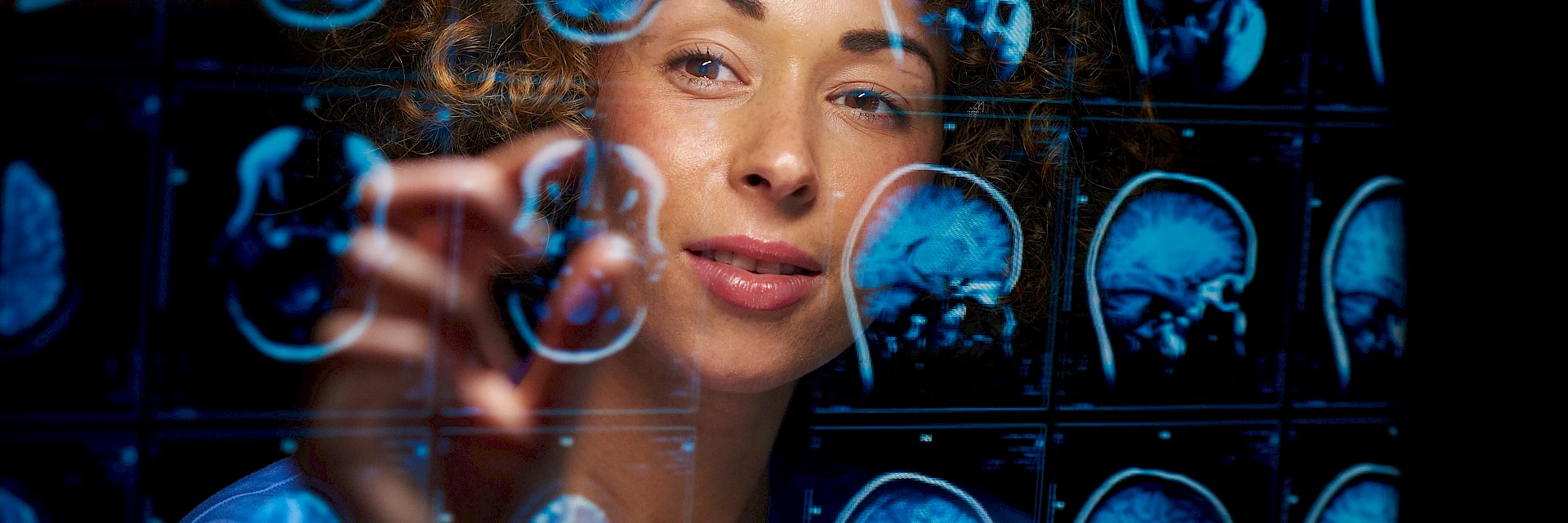 Nach dem Anfangsverdacht des Bluttests PanTum Detect® untersucht eine Ärztin Scans bildgebender Verfahren (Symbolbild, Getty Images)