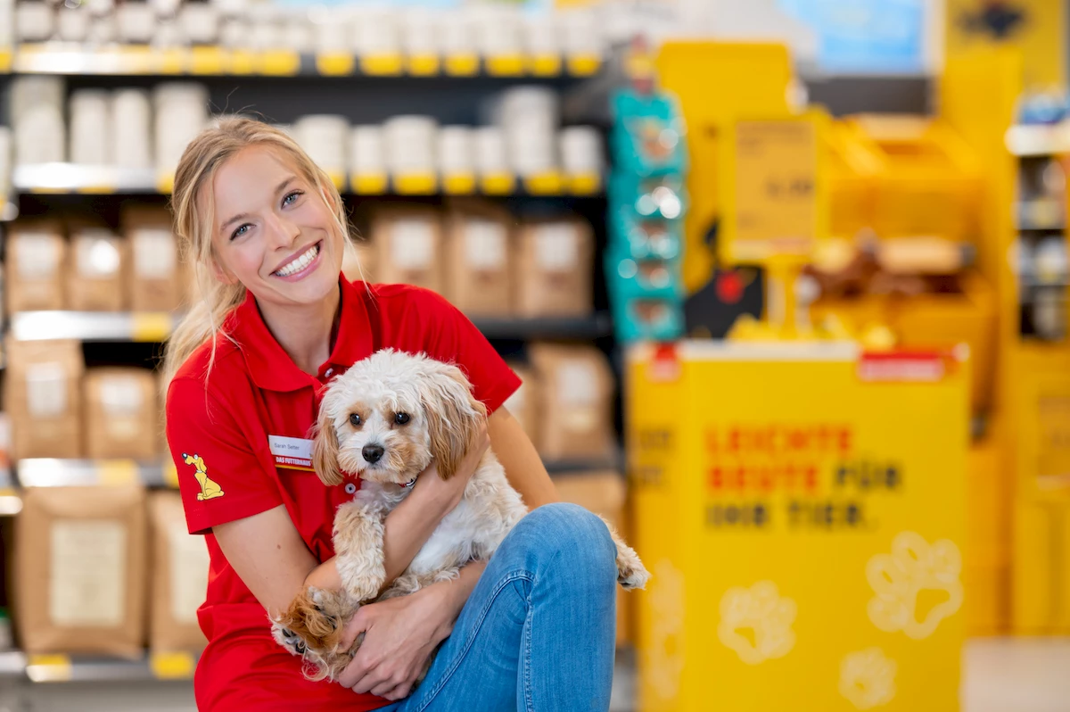 Mitarbeiterin mit Hund