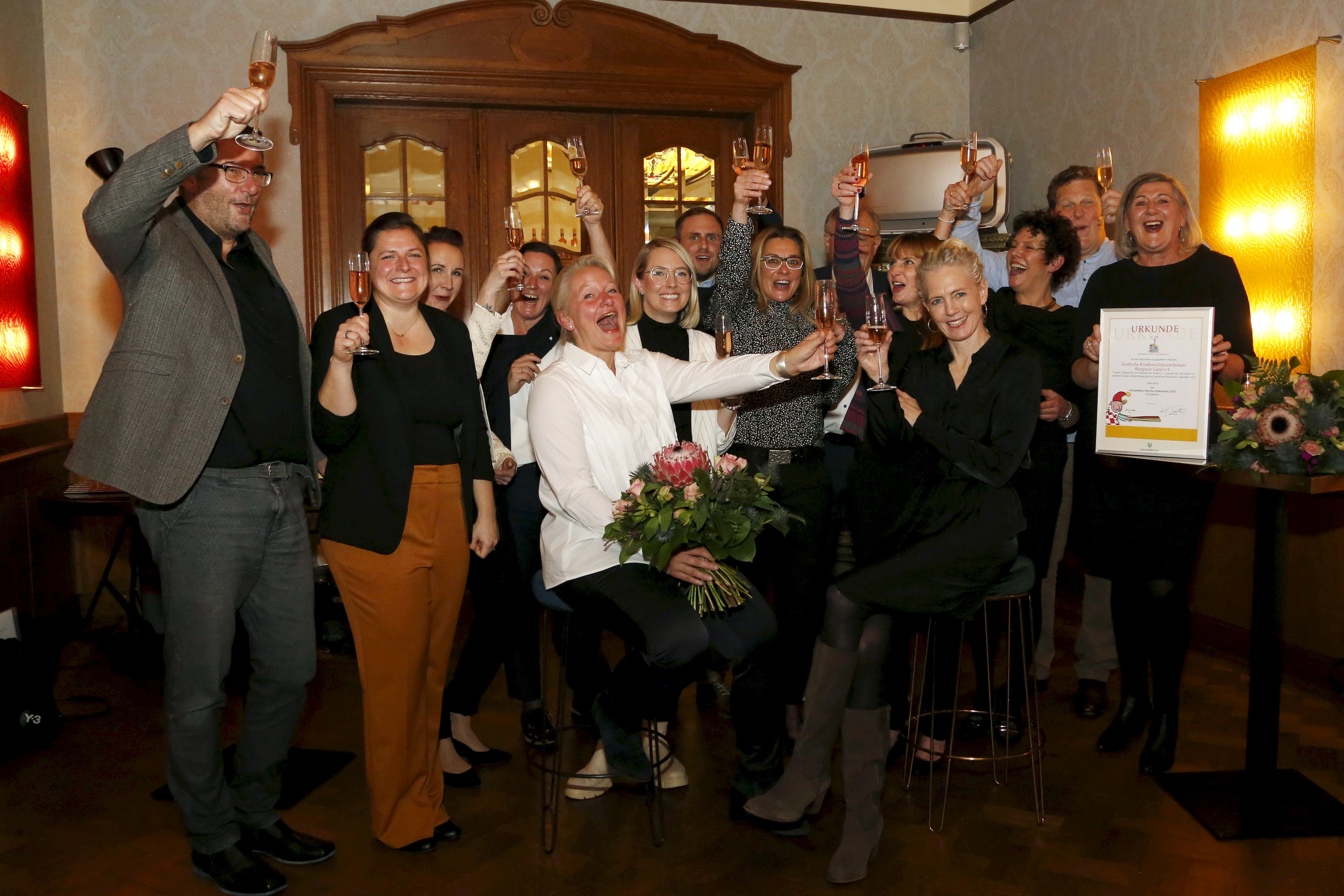 Das Team der ärztlichen Kinderschutzambulanz Bergisch Land e.V. feiert die Auszeichung