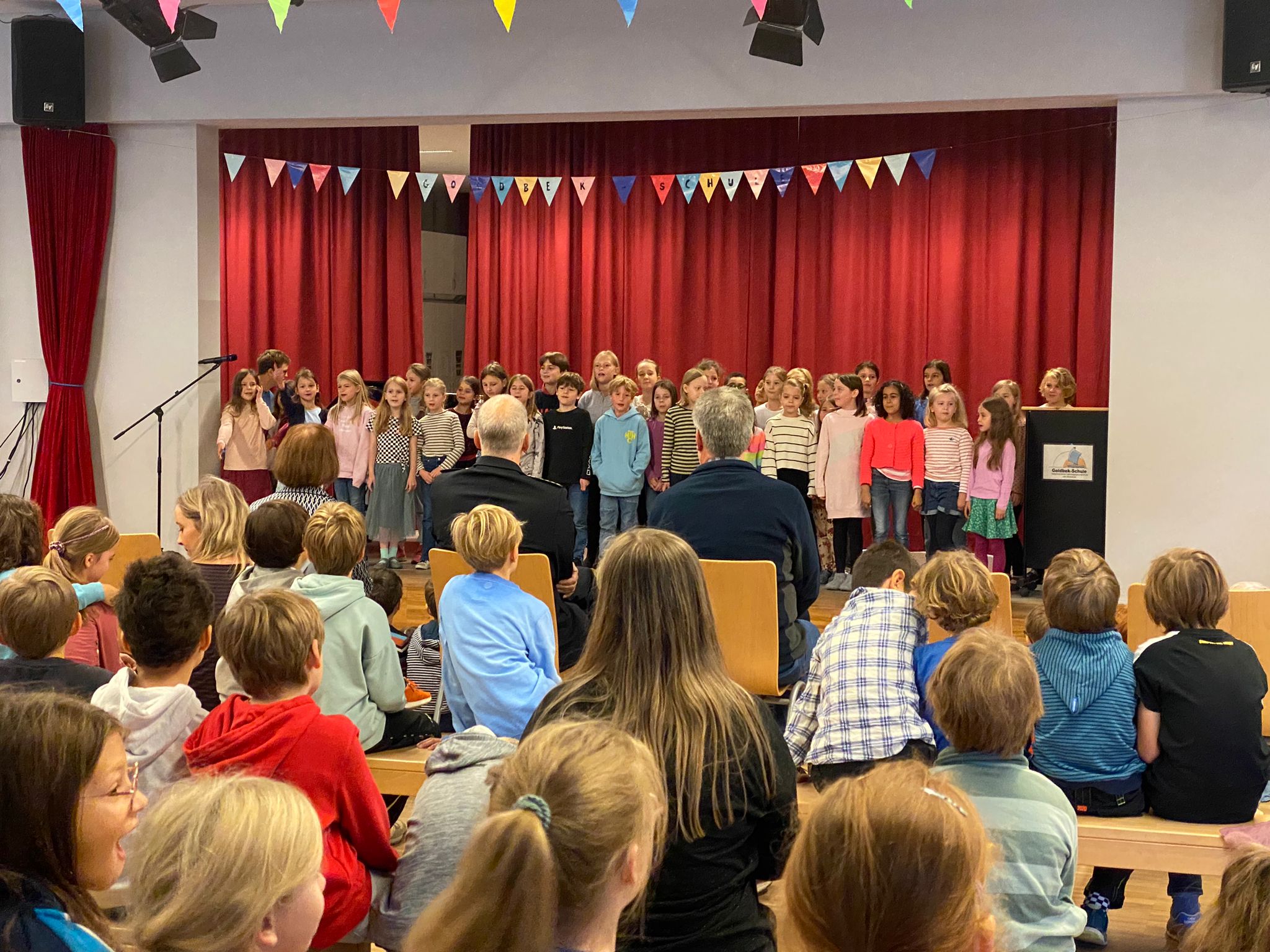 Der Chor zum "Zu Fuß zur Schule"-Tag