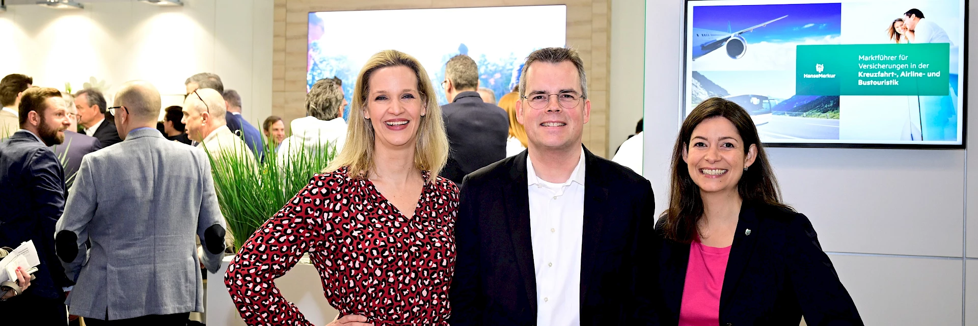 Johannes Ganser (M.), Vorstand der HanseMerkur, mit Katrin Rieger (l., Bereichsdirektorin Reisevertrieb Deutschland) und Vera Scheuermann (Bereichsdirektorin Reisevertrieb International & Online) auf der ITB.