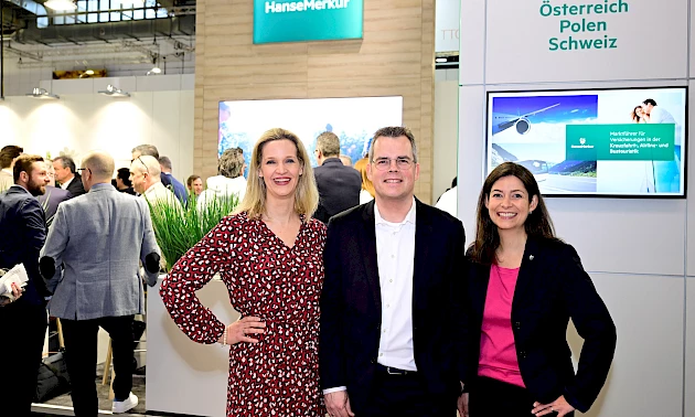 Johannes Ganser (M.), Vorstand der HanseMerkur, mit Katrin Rieger (l., Bereichsdirektorin Reisevertrieb Deutschland) und Vera Scheuermann (Bereichsdirektorin Reisevertrieb International & Online) auf der ITB.
