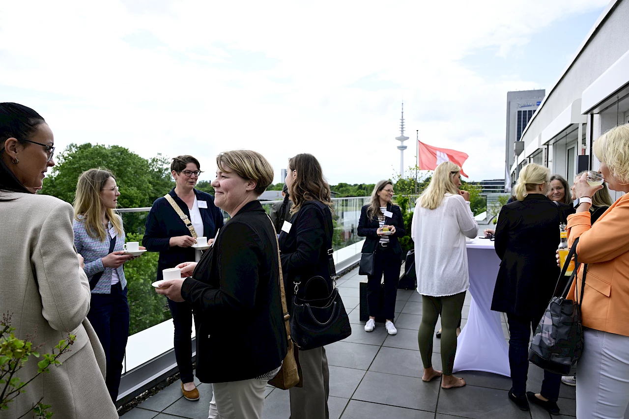 Hamburg pur beim Networking auf der Dachterrasse