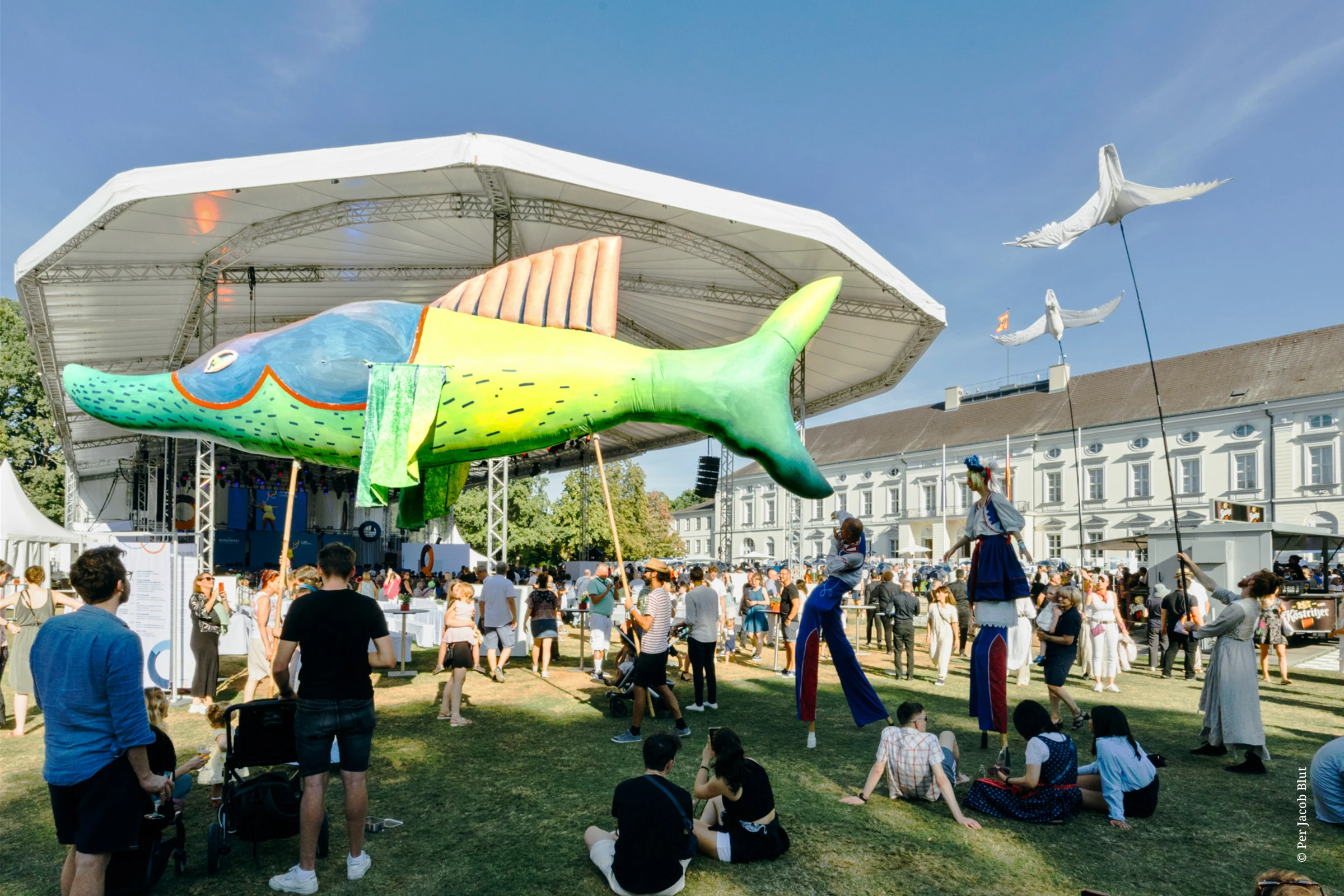 Am 13. und 14. September 2024 lädt Bundespräsident Frank-Walter Steinmeier zum jährlich stattfindenden Bürgerfest in den Park von Schloss Bellevue in Berlin ein.