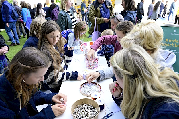 Die Basteltische waren durchgehend besetzt und die Kids ließen ihrer Kreativität freien Lauf.