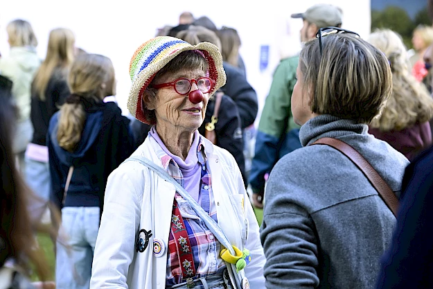 Viele Preisträger des HanseMerkur Preises für Kinderschutz besuchten das Fest - hier der Klinik-Clowns Hamburg e.V.