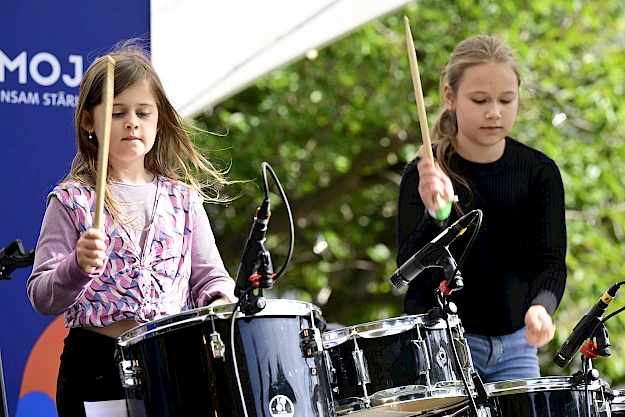 Die DRUM SISTERS als Teil der ROCK KIDS FAMILY gaben alles, um die Bühne zu rocken.