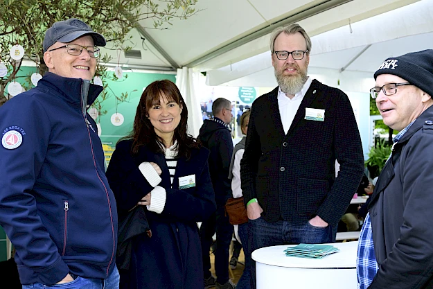 Spontaner Besuch: Manfred Riemann (l.) schaute auch am Stand der HanseMerkur vorbei und begrüßte Pressesprecherin Birte Ayhan-Lange (2.v.l.) und Lars Wöhrmann (2.v.r.).