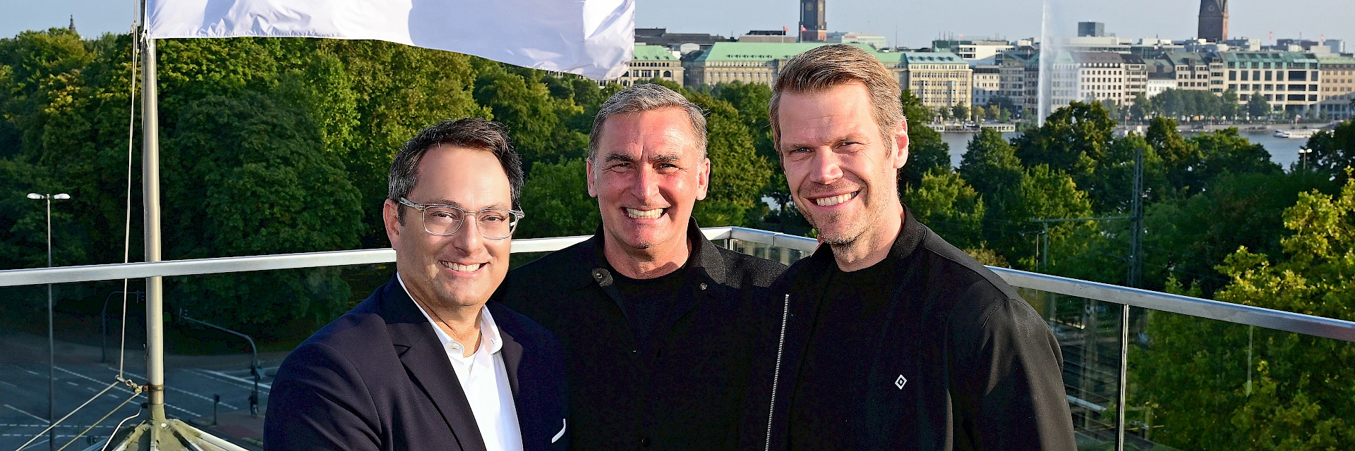 v.l.n.r.: Eric Bussert, Vorstand Vertrieb & Marketing der HanseMerkur, Stefan Kuntz, Vorstand Sport HSV und Eric Huwer, Vorstand Finanzen & Organisation HSV, freuen sich über die verlängerte Partnerschaft.