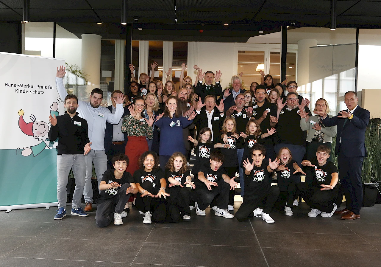 Gemeinsam mit Schirmherr Rolf Zuckowski und dem Vorstandvorsitzenden der HanseMerkur, Eberhard Sautter, freuen sich die Preisträgerinitiativen über die Auszeichnung des HanseMerkur Preises für Kinderschutz. 