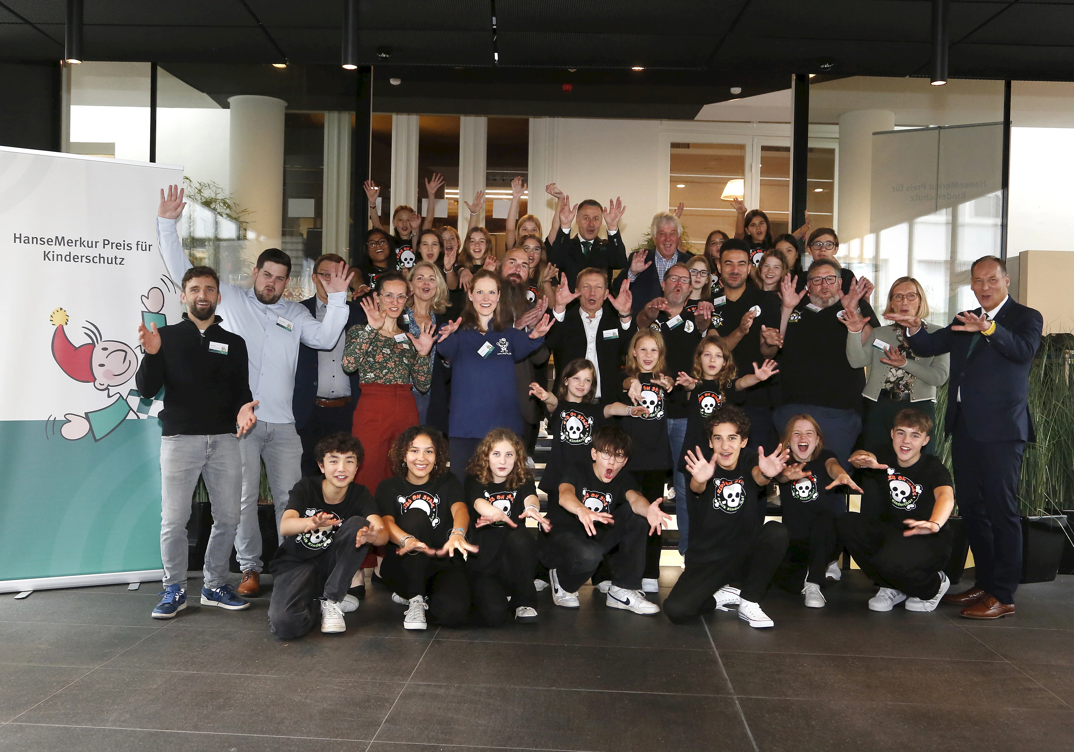 Gemeinsam mit Schirmherr Rolf Zuckowski und dem Vorstandvorsitzenden der HanseMerkur, Eberhard Sautter, freuen sich die Preisträgerinitiativen über die Auszeichnung des HanseMerkur Preises für Kinderschutz. 