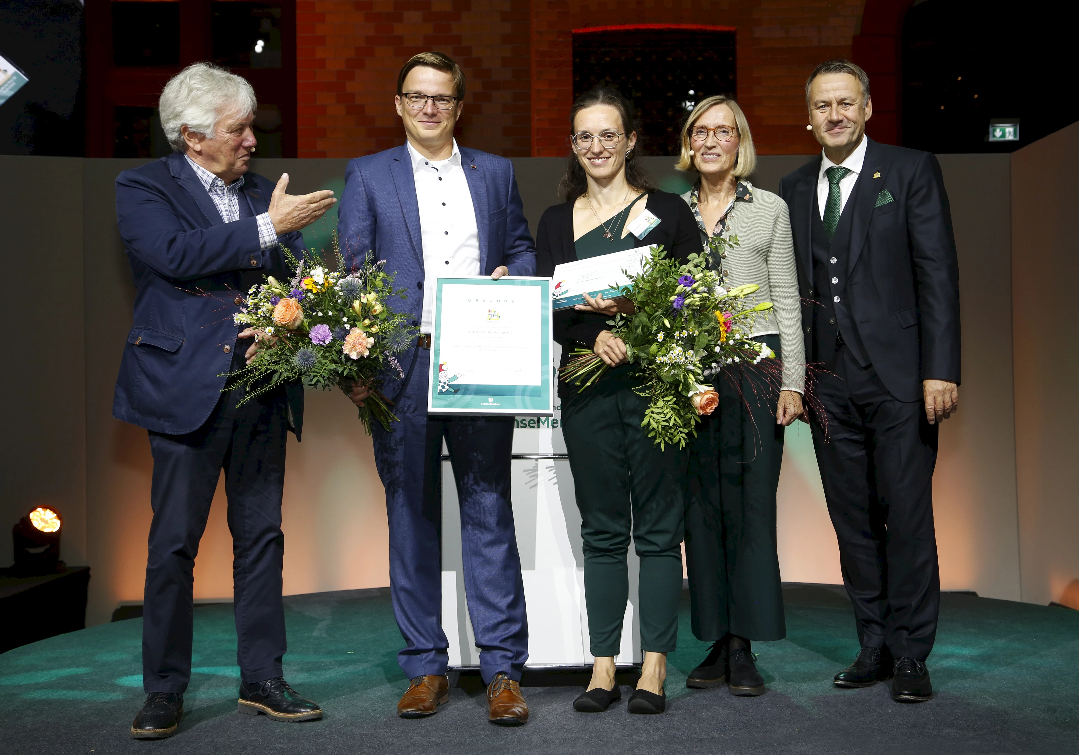 Aktion Zivilcourage wurde mit dem Anerkennungspreis ausgezeichnet. Rolf Zuckowski, Sebastian Reißig, Claudia Meißner, Prof. Dr. Sabine Walper, Eberhard Sautter (v.l.)