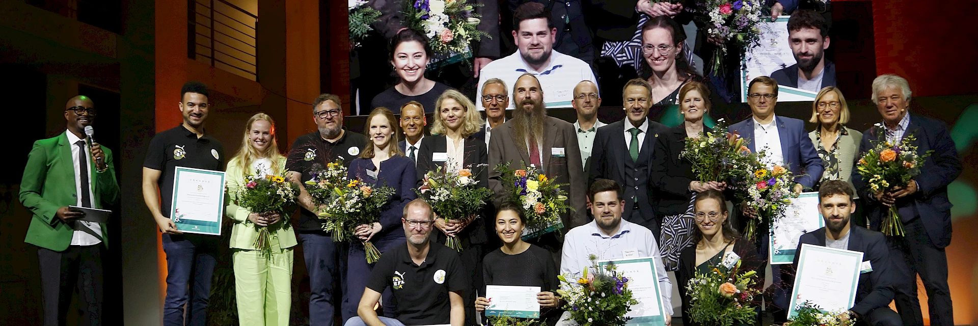 Gemeinsames Abschlussbild: Alle Preisträger, Laudatoren, Schirmherr Rolf Zuckowski sowie Clara Lösel und Yared Dibaba.