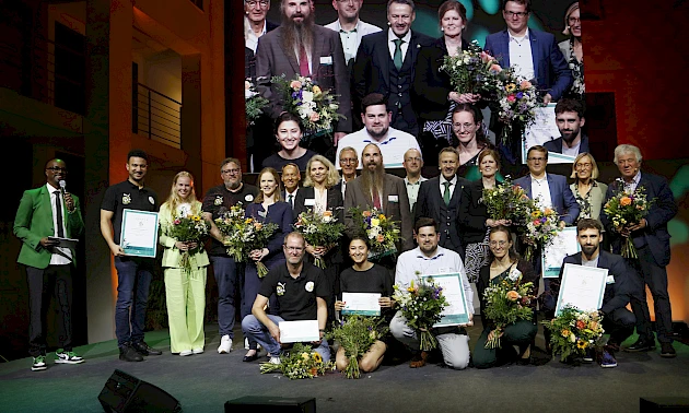 Gemeinsames Abschlussbild: Alle Preisträger, Laudatoren, Schirmherr Rolf Zuckowski sowie Clara Lösel und Yared Dibaba.