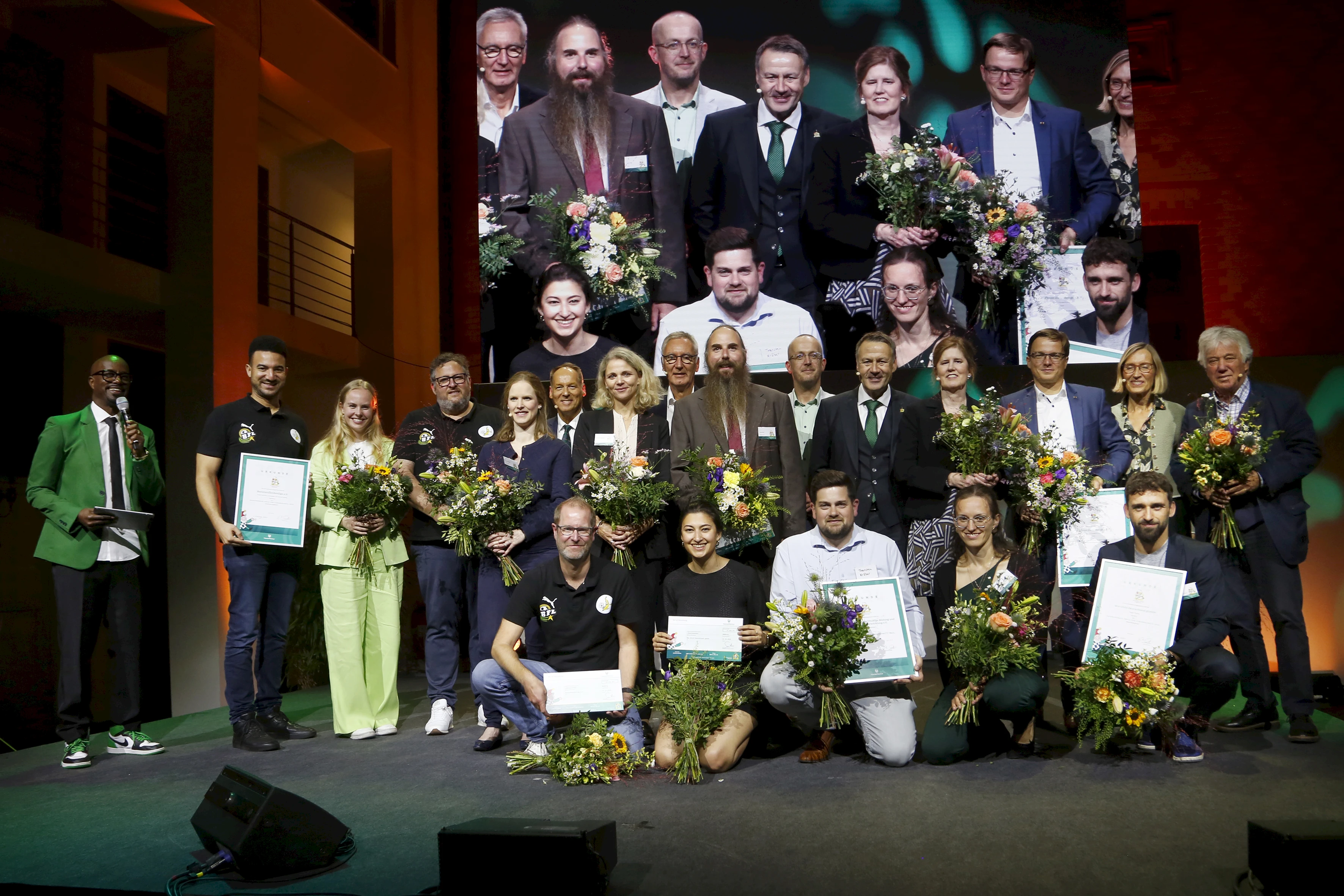 Gemeinsames Abschlussbild: Alle Preisträger, Laudatoren, Schirmherr Rolf Zuckowski sowie Clara Lösel und Yared Dibaba.