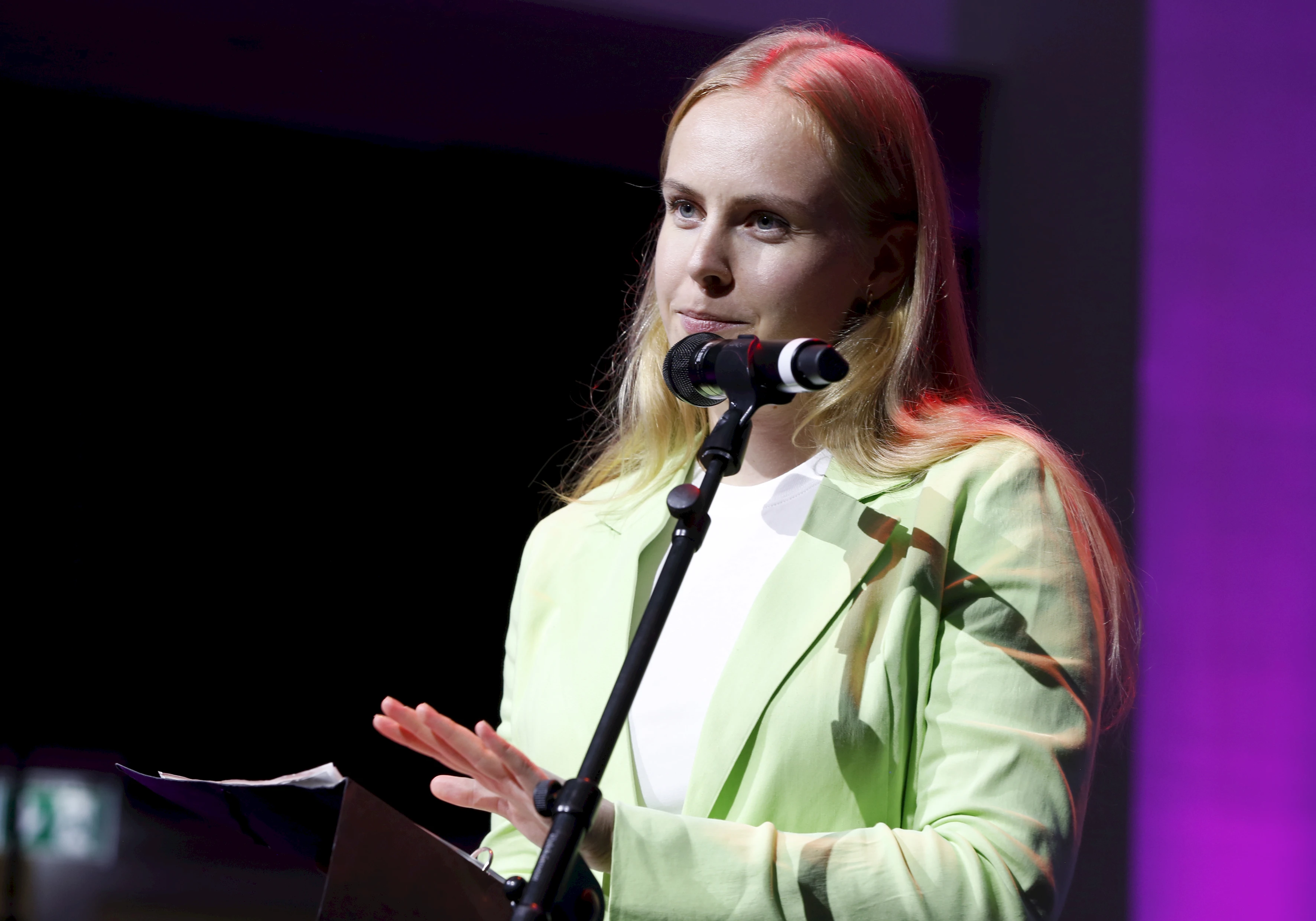 Poetry Slamerin Clara Lösel traf mit ihren Worten zum Kinderschutz alle anwesenden direkt ins Herz.