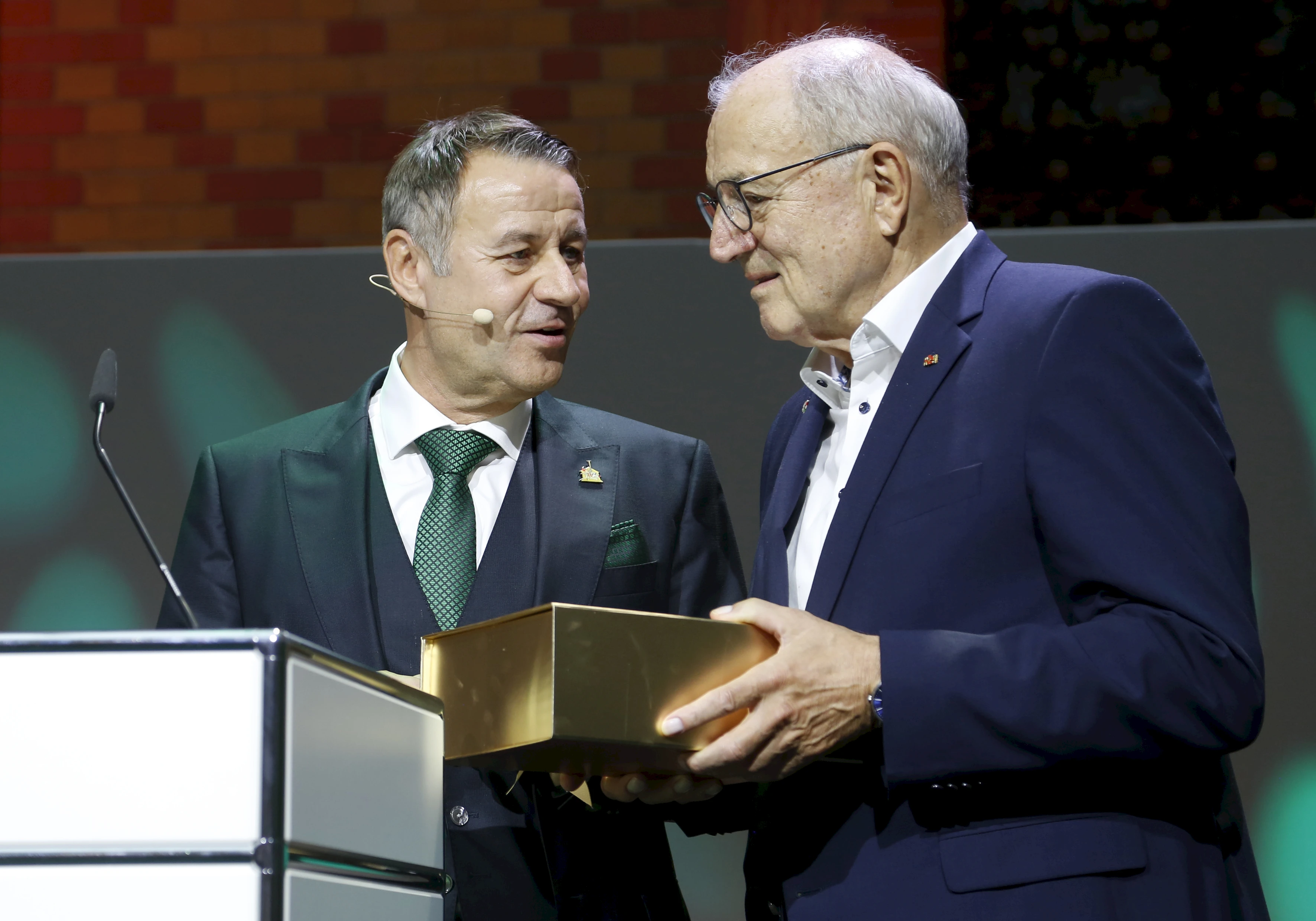 Eberhard Sautter verabschiedet Heinz Hilgers - ehemaliger Präsident des Deutschen Kinderschutzbundes und langjähriges Jurymitglied des HanseMerkur Preises für Kinderschutz.